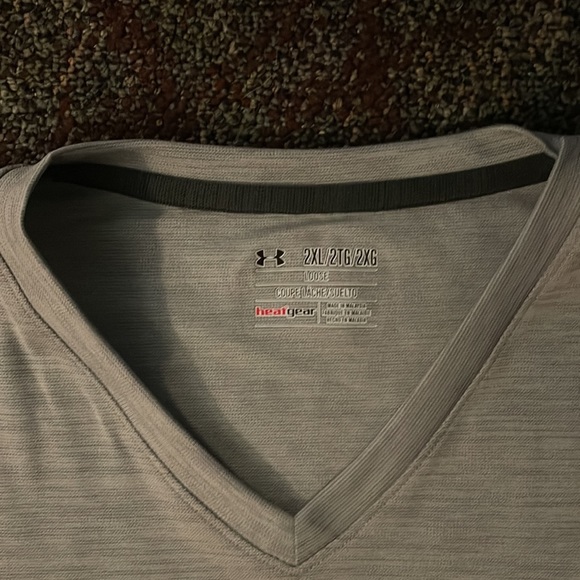 2X V-neck Under Armour Shirt - Picture 2 of 2